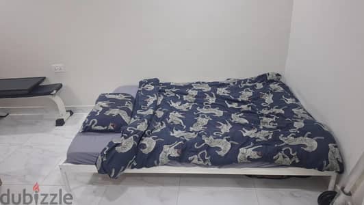 للبيع سرير 160x200 مع مترس  سعر ٢٥ دينار