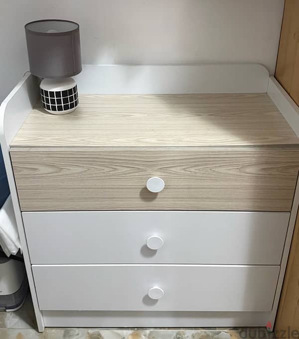 CHEST OF DRAWERS 1