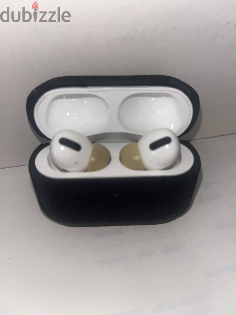 Apple AirPords Pro 1st Generation Active Noise Cancellation 3
