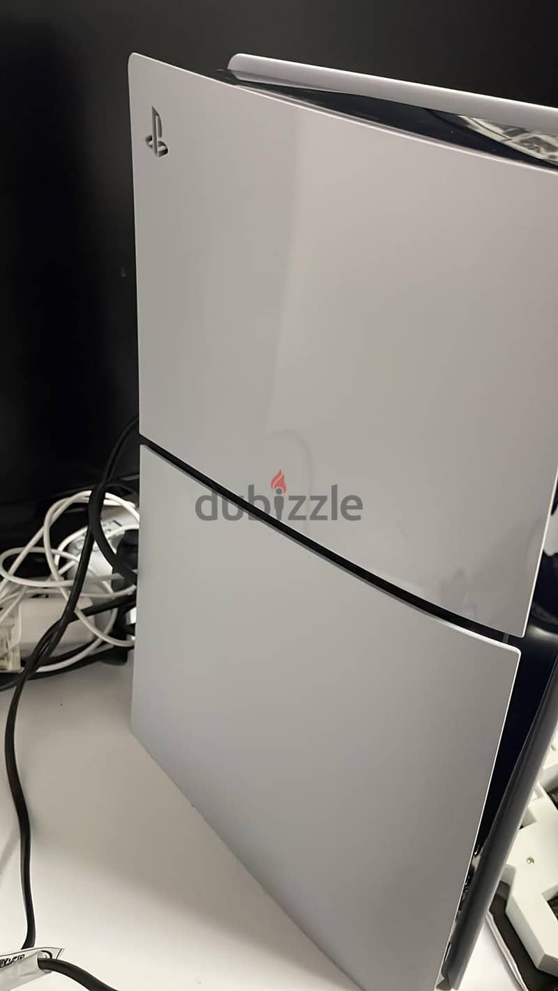 PS5 slim disc edition with one controller 1