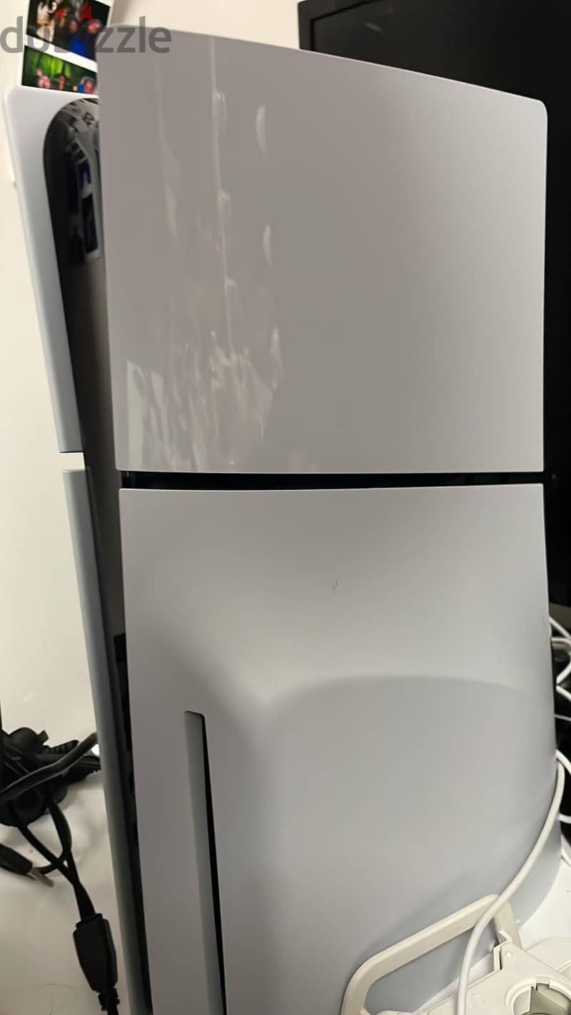 PS5 slim disc edition with one controller 2