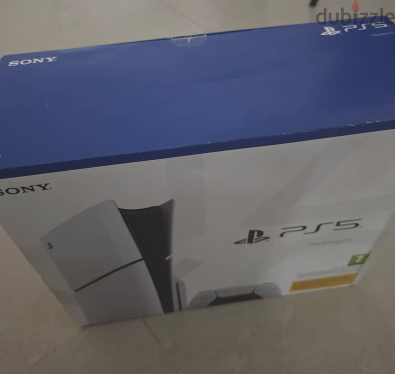 PS5 slim disc edition with one controller 4