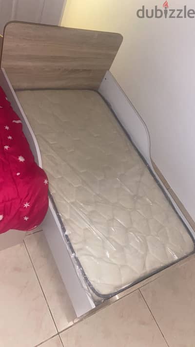 Toddler bed like new 25