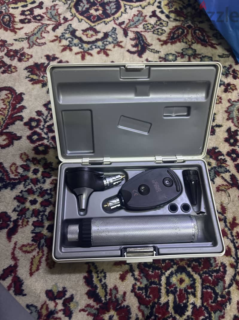 جهاز فحص الذن والعين Ear and eye examination device 1