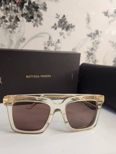 للبيع نظارة شمسية فاخرة من بوتيغا فينيتا (Bottega Veneta) بحالة ممتازة