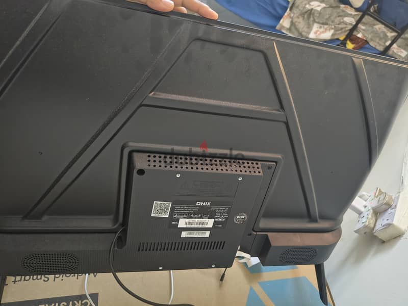 Tv,onix brand,only 1 month use no any damages. 1
