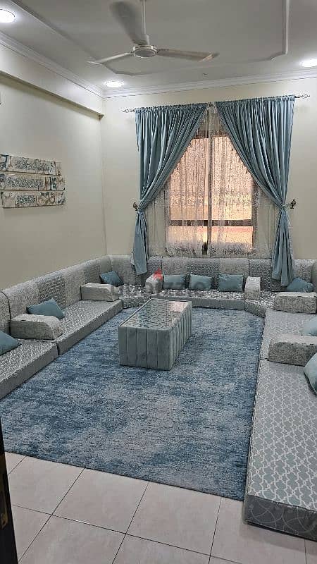 جلسه ارضيه مع زل وطاوله للبيع نظيفه في حاله ممتازه استخدام خفيف 1