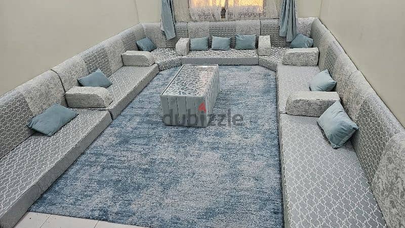 جلسه ارضيه مع زل وطاوله للبيع نظيفه في حاله ممتازه استخدام خفيف 2