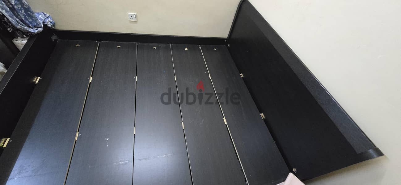 King size wooden bed in good condition 4