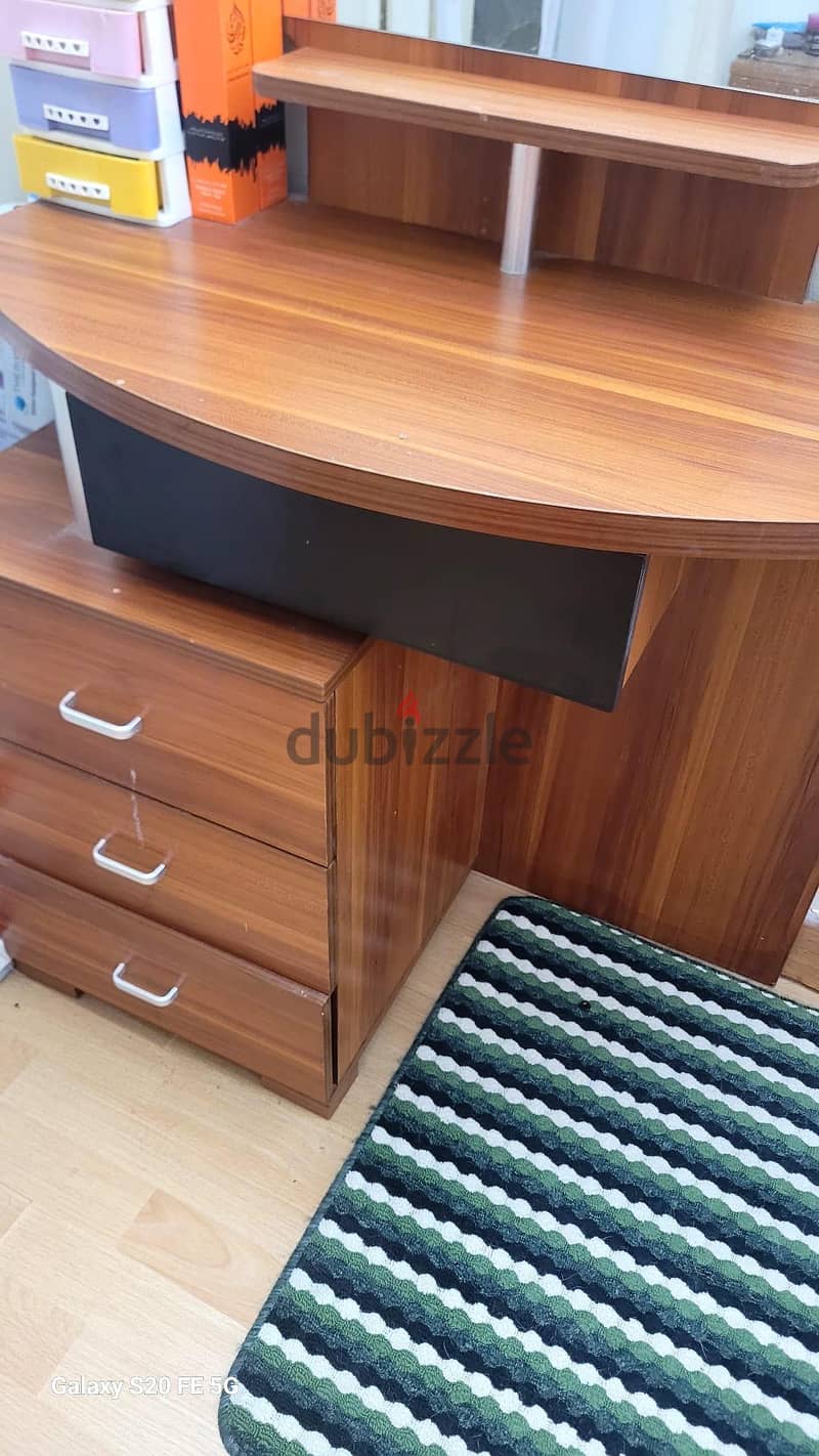 Dressing table in very good condition 1