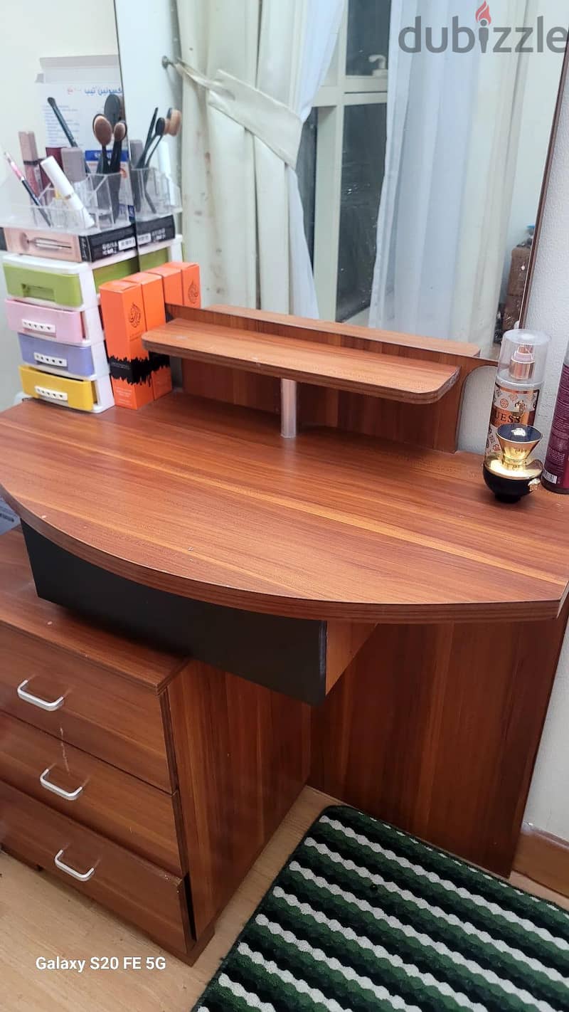 Dressing table in very good condition 2