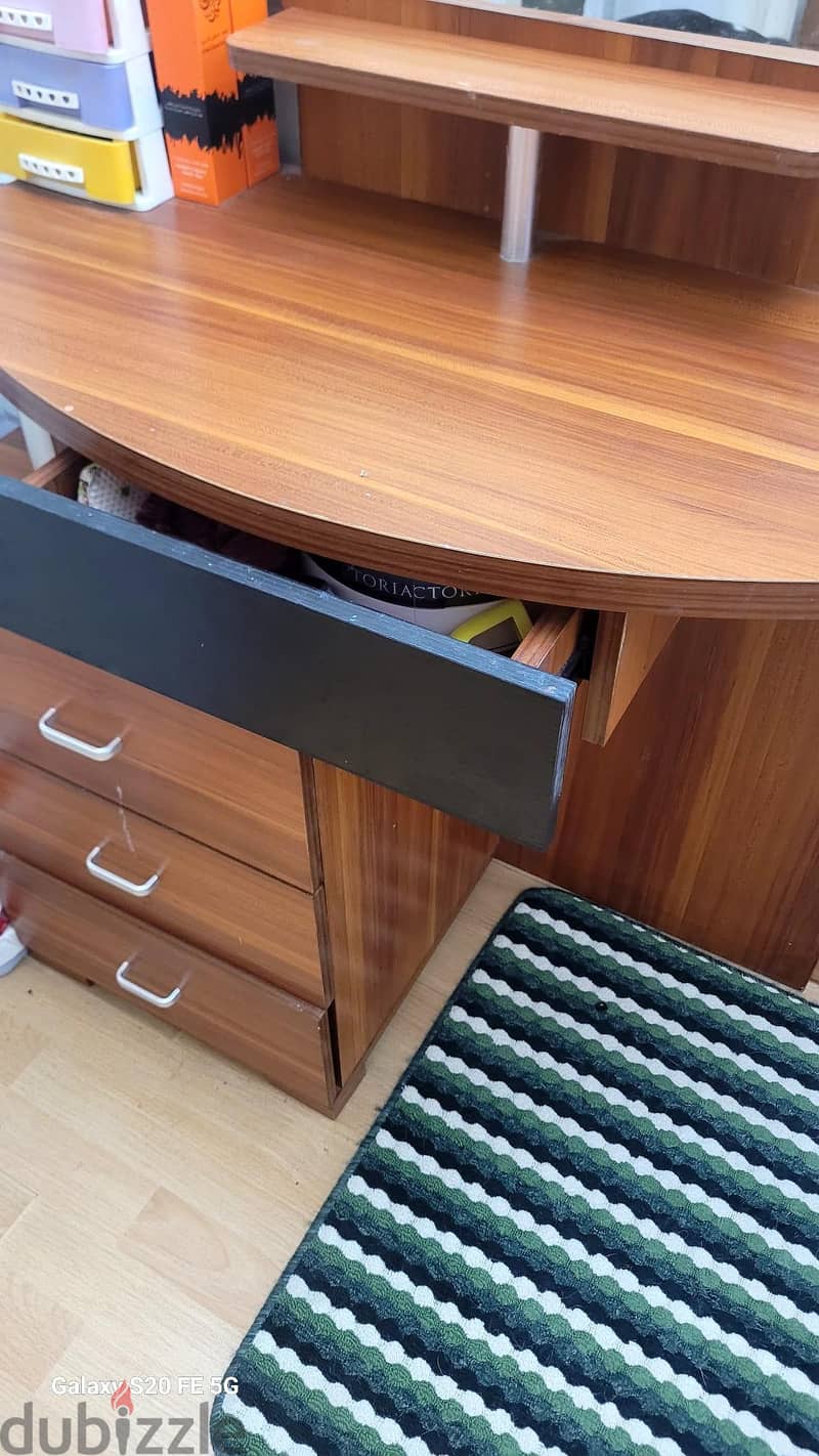 Dressing table in very good condition 3