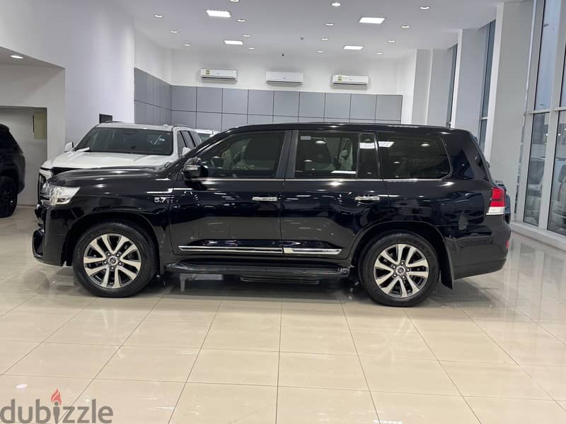 Toyota Land Cruiser VX-S 2016 Black 2