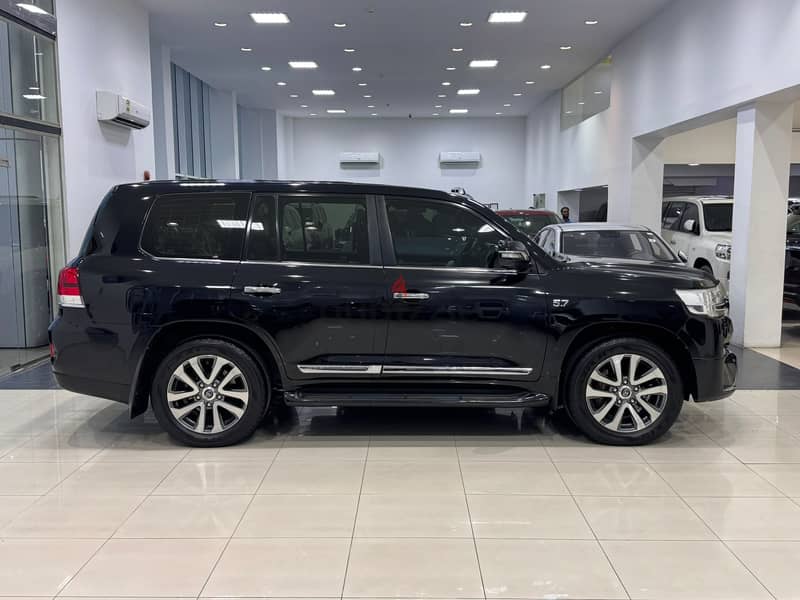 Toyota Land Cruiser VX-S 2016 Black 3