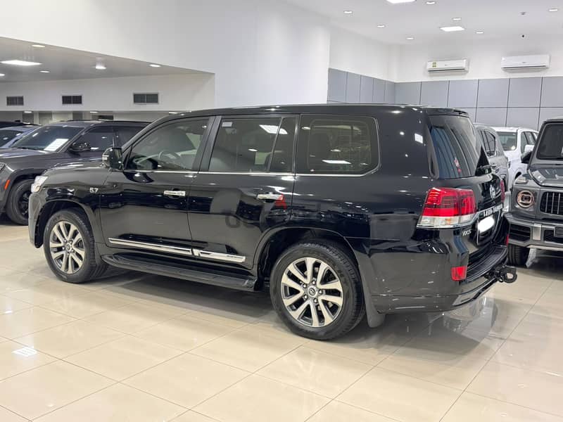 Toyota Land Cruiser VX-S 2016 Black 6