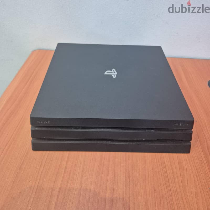 للبيع بلايستيشن 4 برو مع كامل ملحقاته نظيف و غير مفتوح من قبل 2
