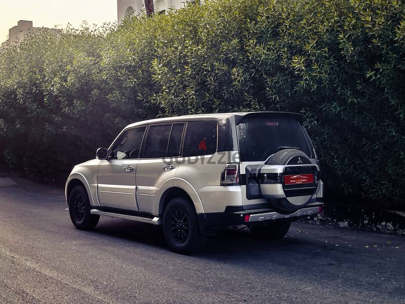 Mitsubishi Pajero 4X4 MODEL 2014 3