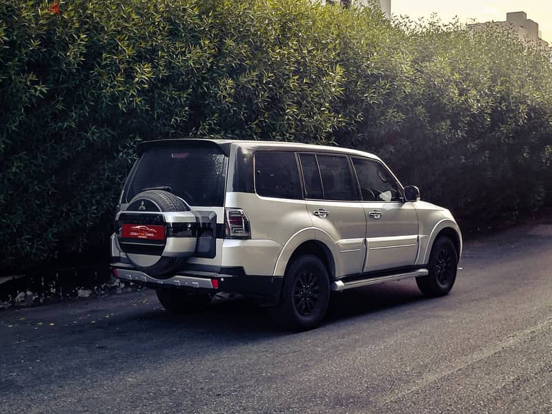 Mitsubishi Pajero 4X4 MODEL 2014 4