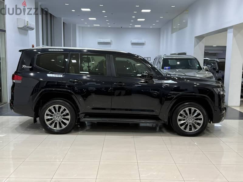 Toyota Land Cruiser GXR 2022 Black 2