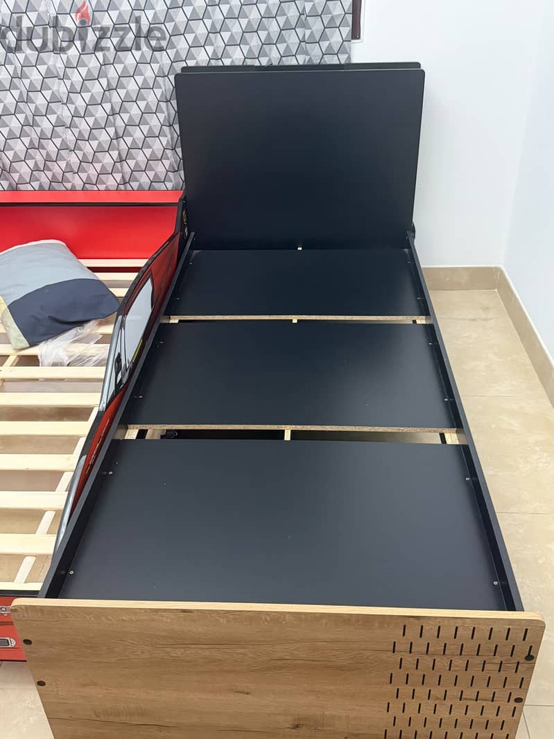 Homebox 2 Single beds, side table and 3 doors cupboard 6