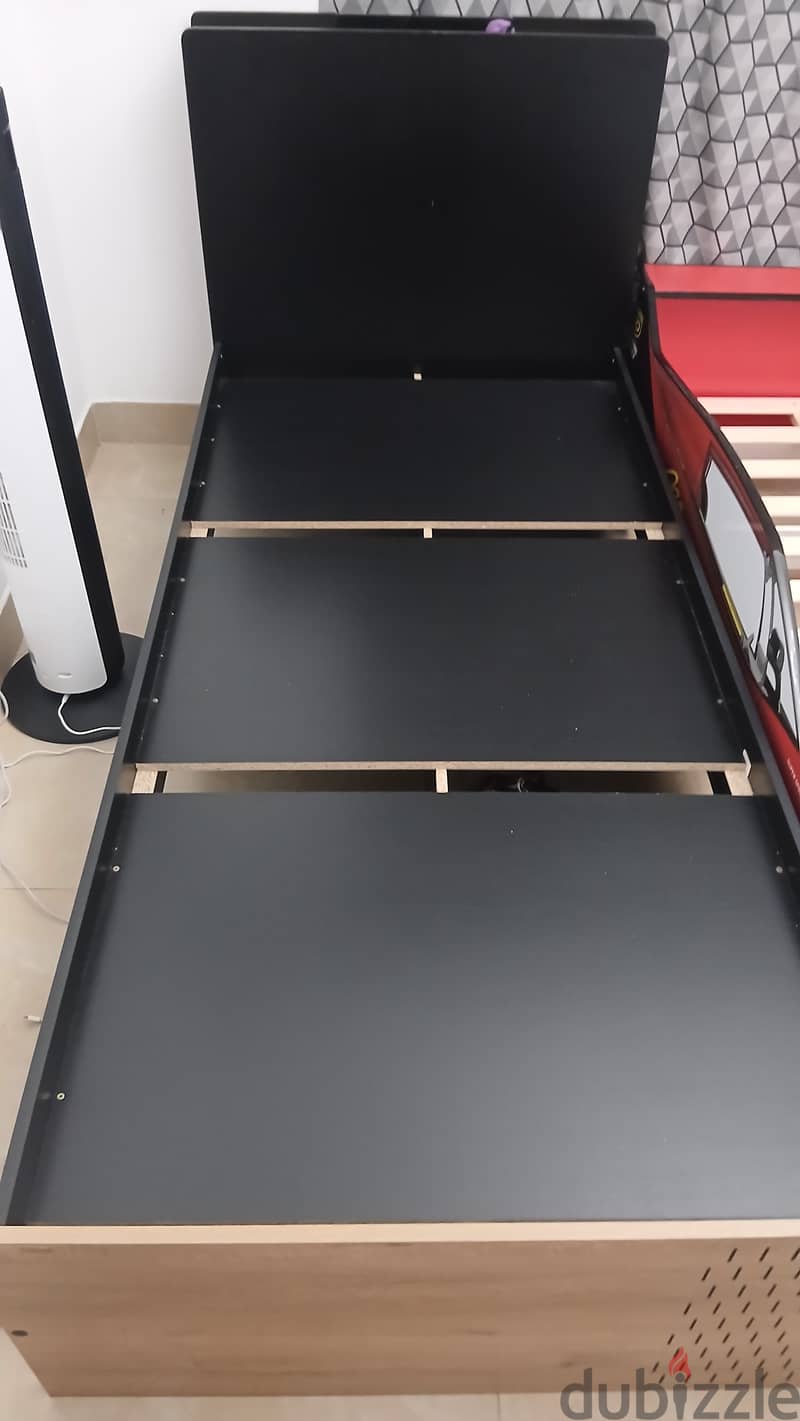 Homebox 2 Single beds, side table and 3 doors cupboard 7