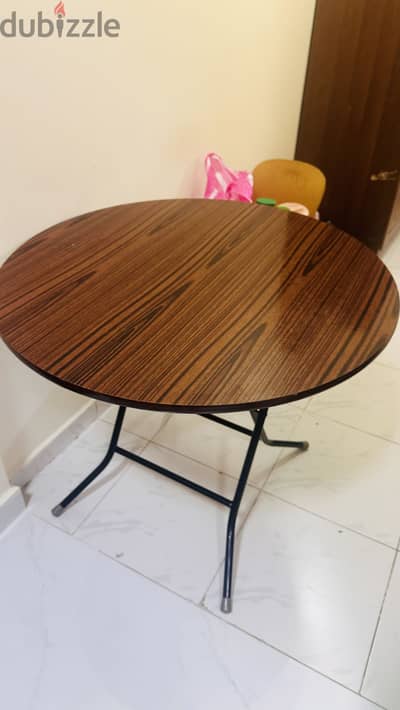 Fodable round table