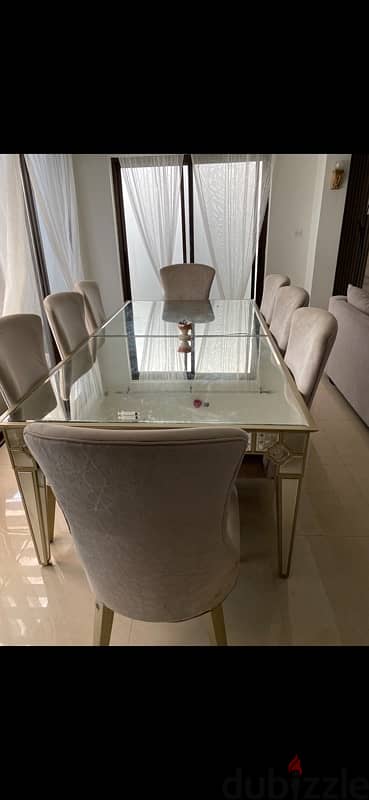 طاولة طعامً