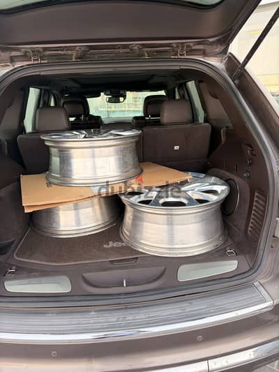 Jeep Grand Cherokee Summit 2018 – Original 20-Inch Rims