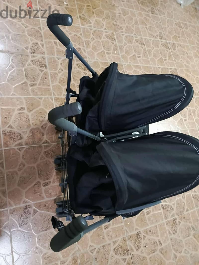 يوجد عربة اطفال توام بحاله ممتازة ونظيف استعمال فترة قصيرة سعر 25 4
