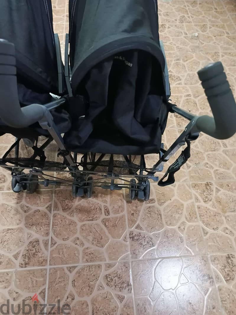 يوجد عربة اطفال توام بحاله ممتازة ونظيف استعمال فترة قصيرة سعر 25 6