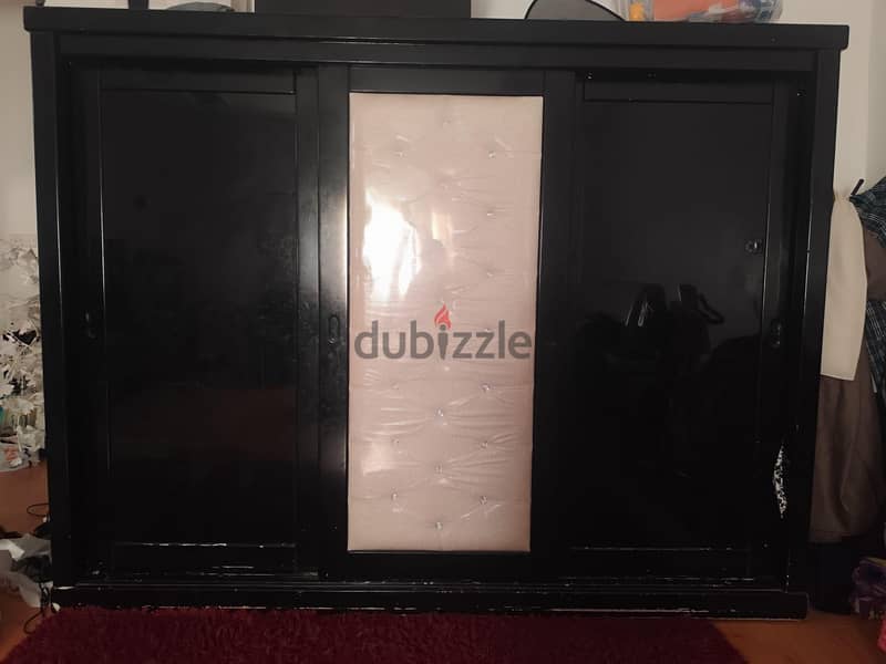 1 bedset complete, 2single bed & 6door cupboard 1