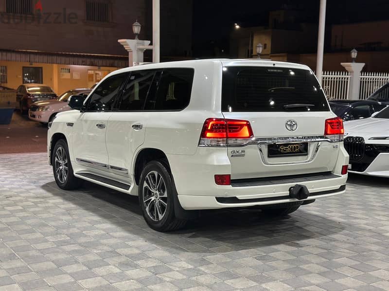 TOYOTA LAND CRUISER GXR GRAND TOURING V8 10