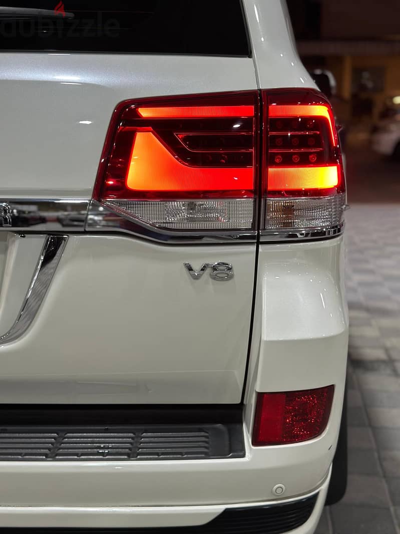 TOYOTA LAND CRUISER GXR GRAND TOURING V8 12