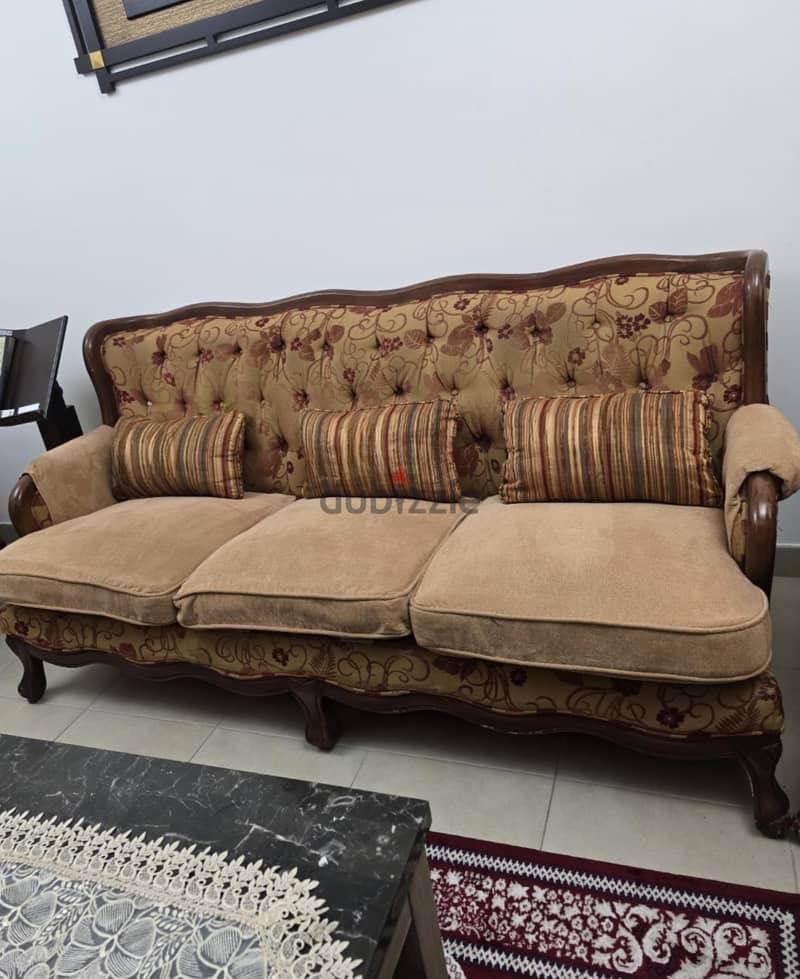 للبيع طقم ليفنج كلاسيك بحالة جيدة For Sale Living Room Set Good Cond 1
