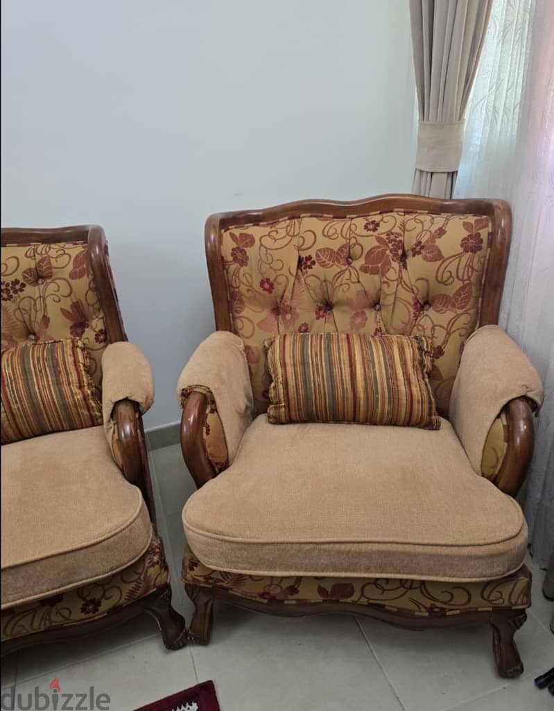 للبيع طقم ليفنج كلاسيك بحالة جيدة For Sale Living Room Set Good Cond 2