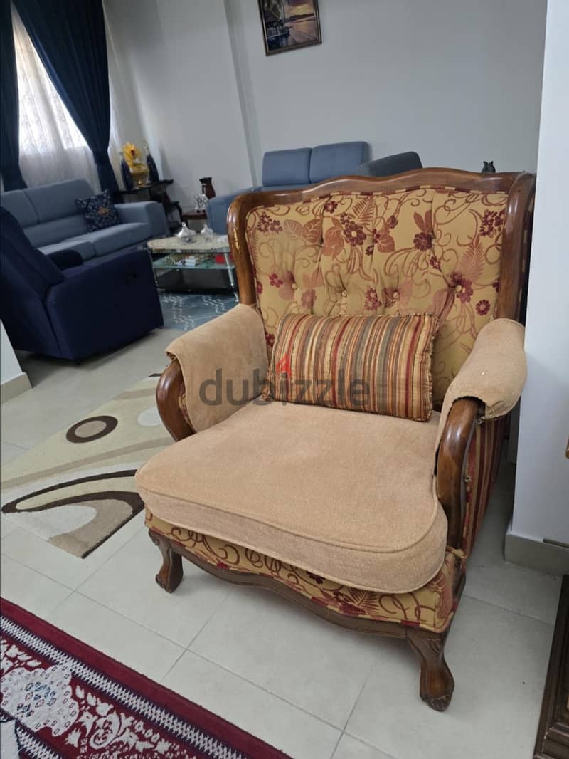 للبيع طقم ليفنج كلاسيك بحالة جيدة For Sale Living Room Set Good Cond 3