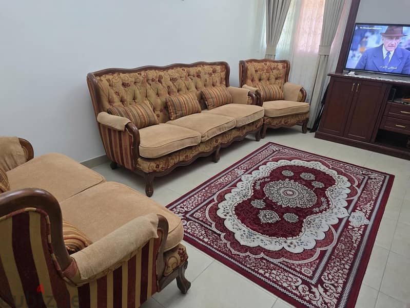 للبيع طقم ليفنج كلاسيك بحالة جيدة For Sale Living Room Set Good Cond 4