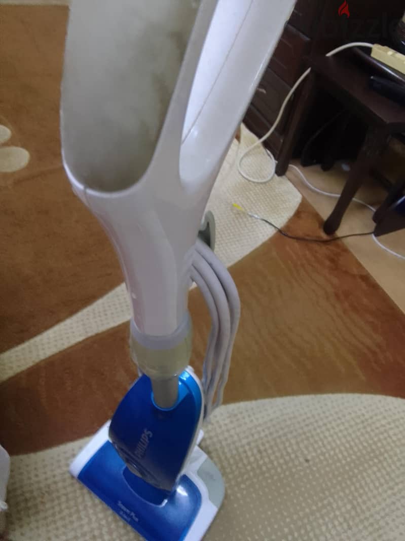 يوجد مكنسه وهي ممسحة بلاط سرميك بلاماء والبخار الحارشغاله وبحاله 7