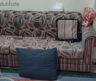 للبيع جلسة كراسي ل٩ أشخاص For sale: a set of chairs seating nine peopl