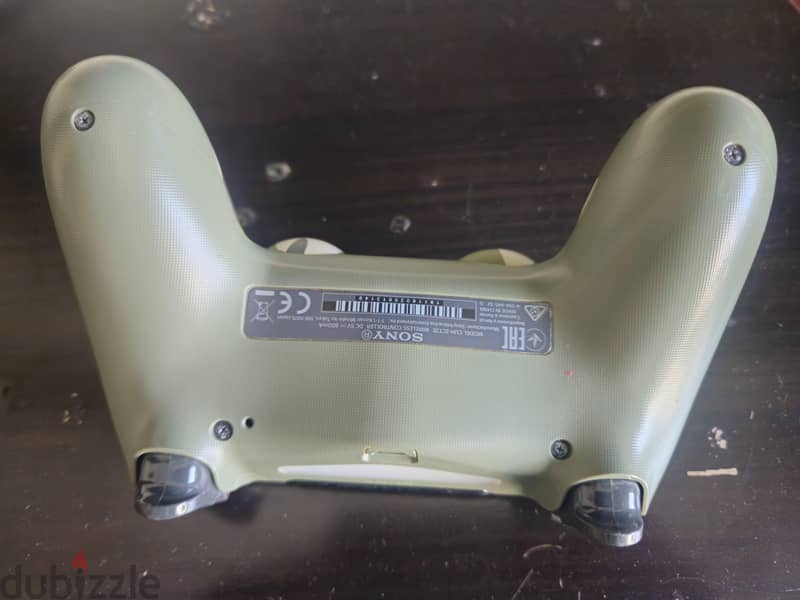 PS4 Slim with one controller 1