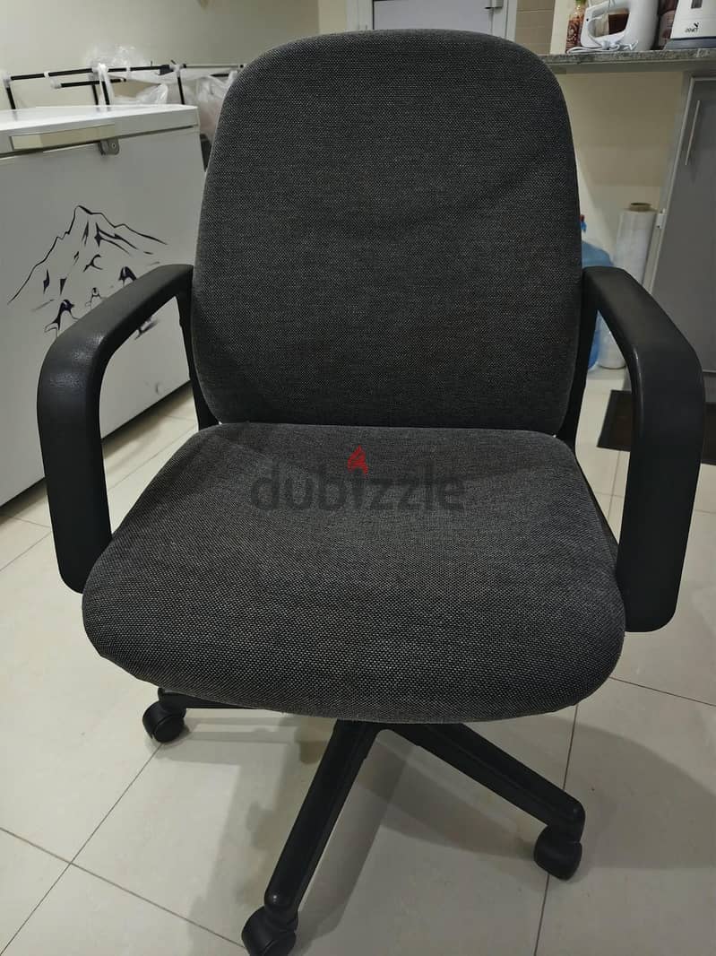 Office Chair & Table in Good Condition 1