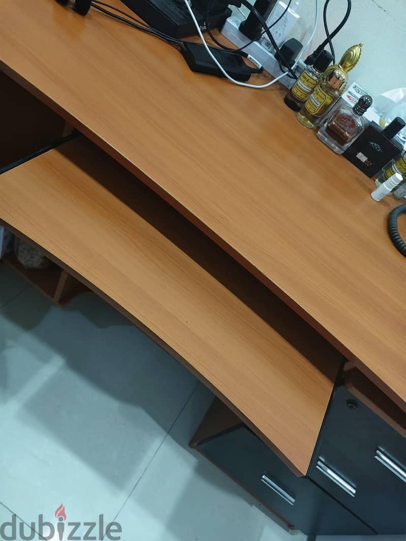 Office Chair & Table in Good Condition 2