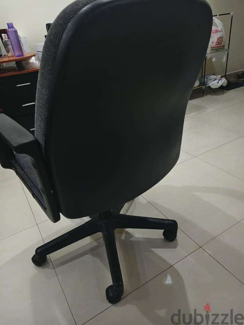 Office Chair & Table in Good Condition 4