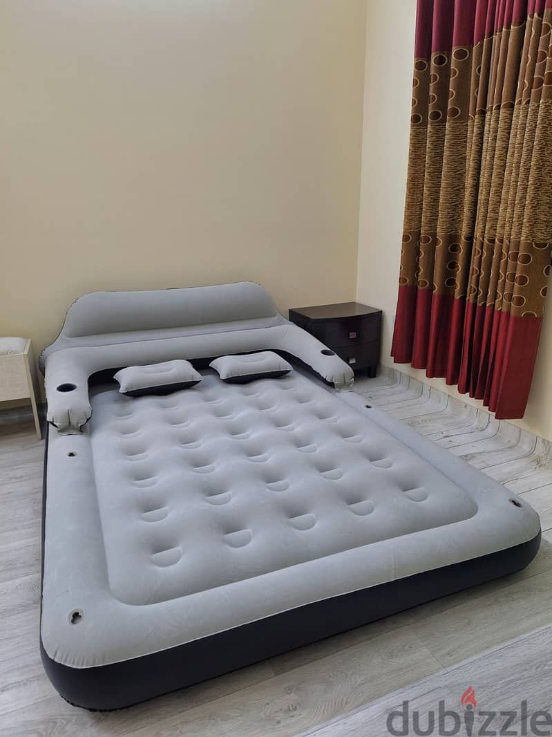 Queen Size Inflatable Air Mattress Bed with Headboard 2 Pillows & Pump 3