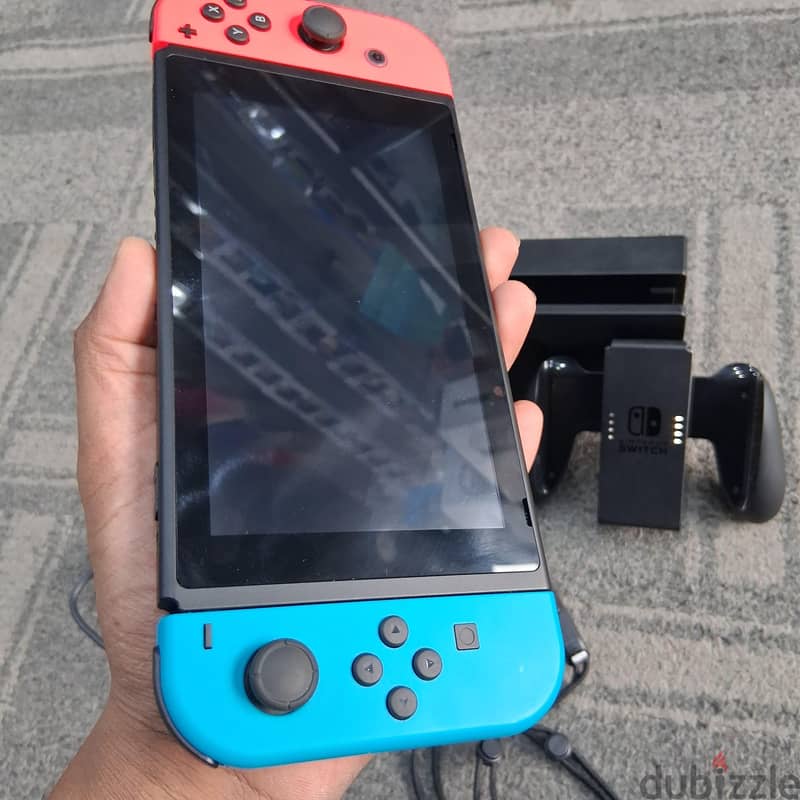 Nintendo switch V2 sam like new 1
