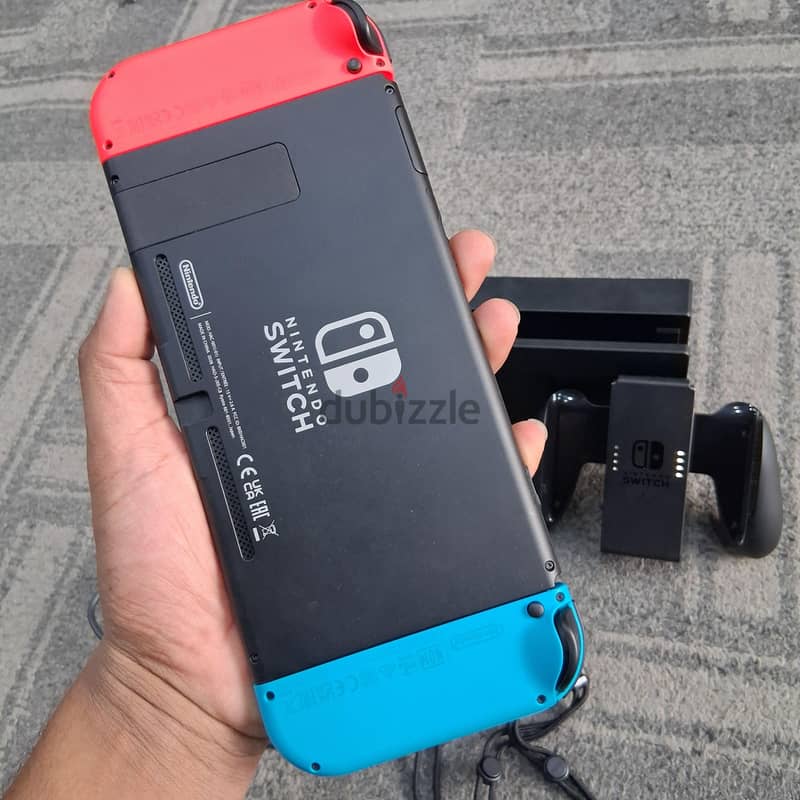 Nintendo switch V2 sam like new 3