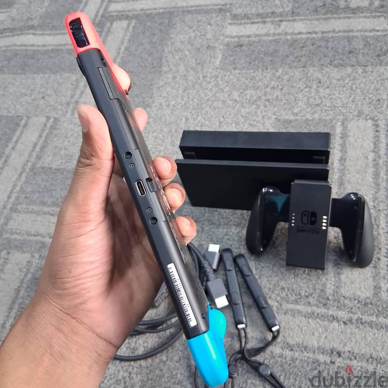 Nintendo switch V2 sam like new 4