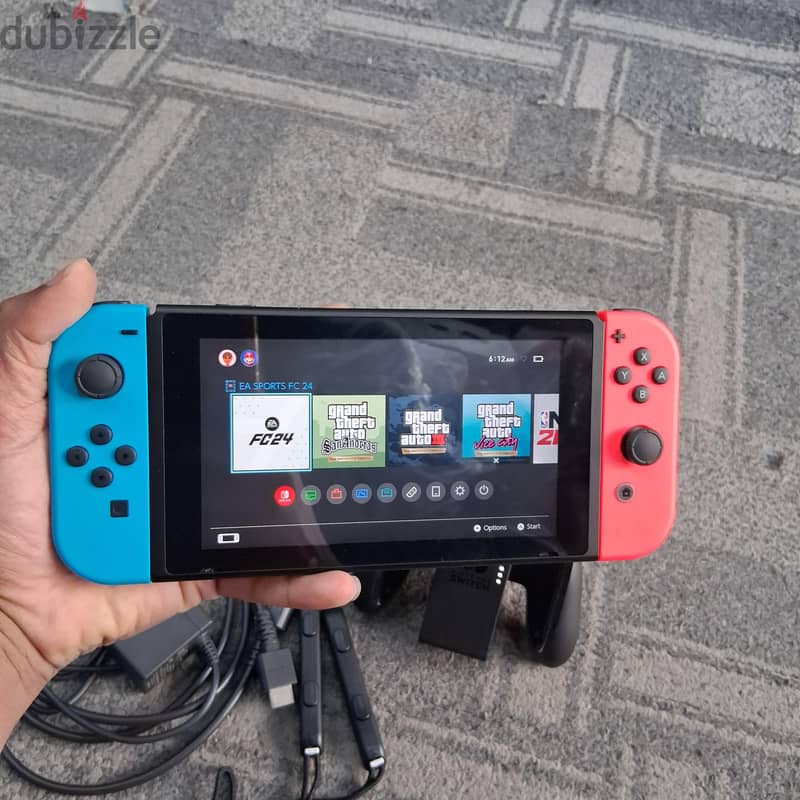 Nintendo switch V2 sam like new 5