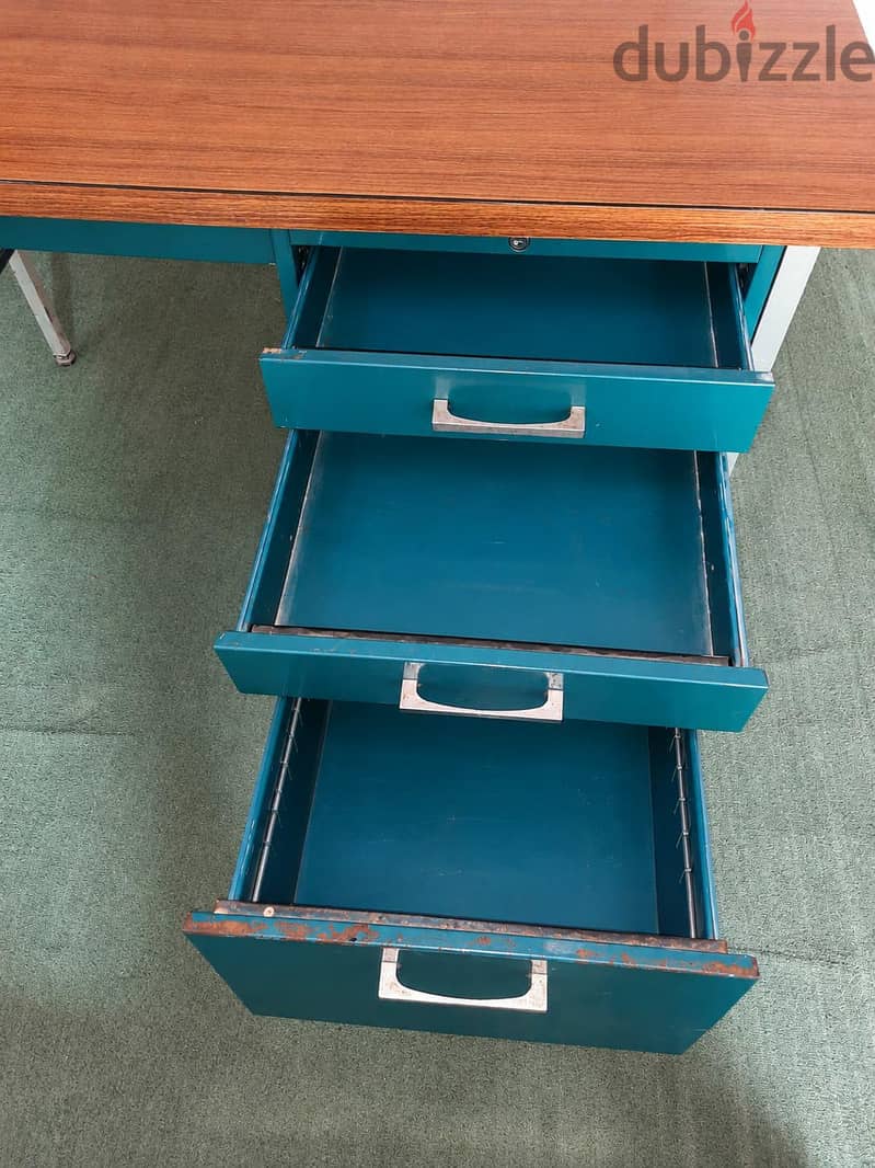 Table/Desk suitable for Office/Home/Study for sale 2