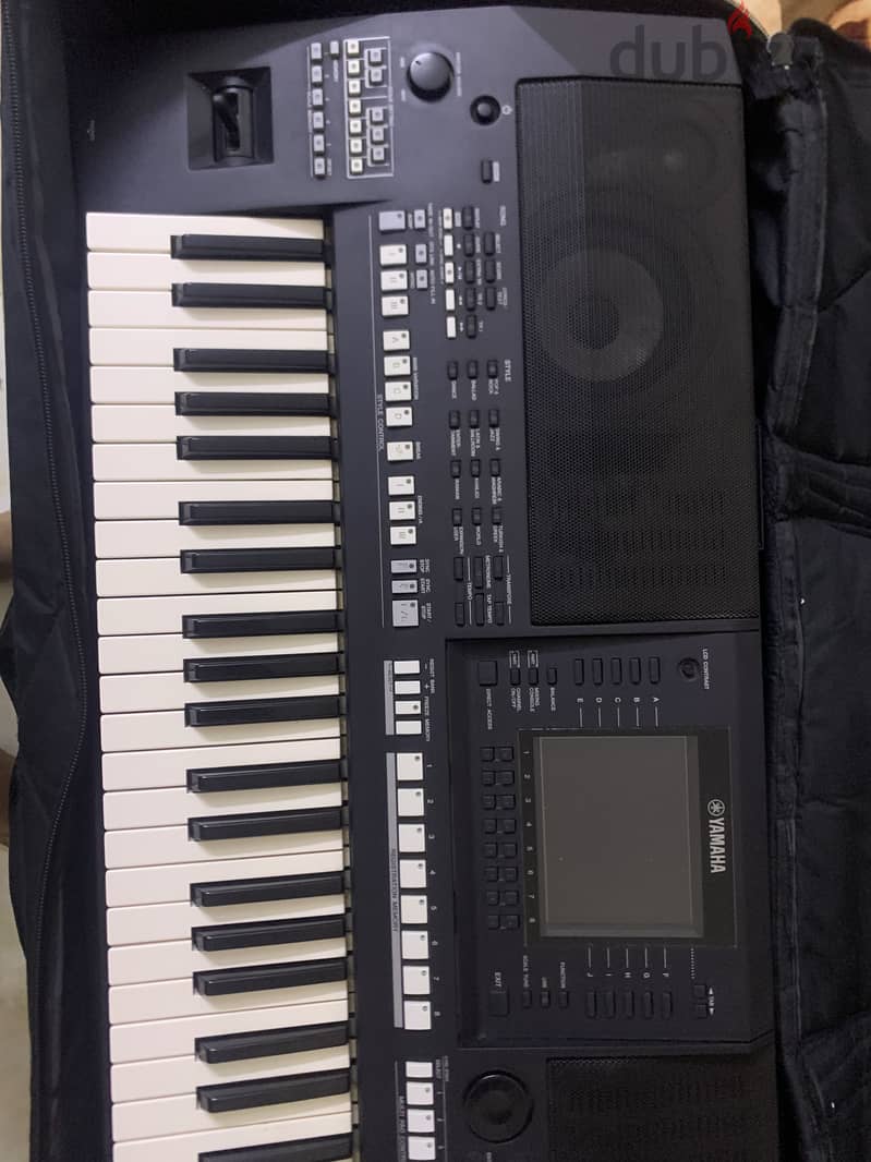 Yamaha psr a2000 piano keyboard in neat condition 4